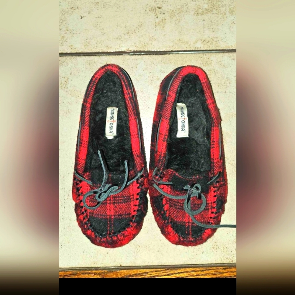 Minnetonka Girls Slipper Shoes